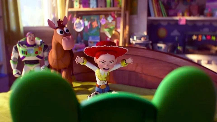 Lần này, Pixar đặt Jessie vào trung tâm câu chuyện, khai thác sự cạnh tranh giữa đồ chơi truyền thống và thế giới công nghệ hiện đại thông qua nhân vật máy tính bảng Lilypad.