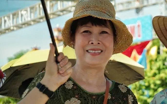 Với lối diễn xuất tiết chế, gần gũi và giàu cảm xúc, NSND Hồng Vân tiếp tục để lại dấu ấn trong một tác phẩm mang đậm giá trị gia đình và sự kết nối cộng đồng.