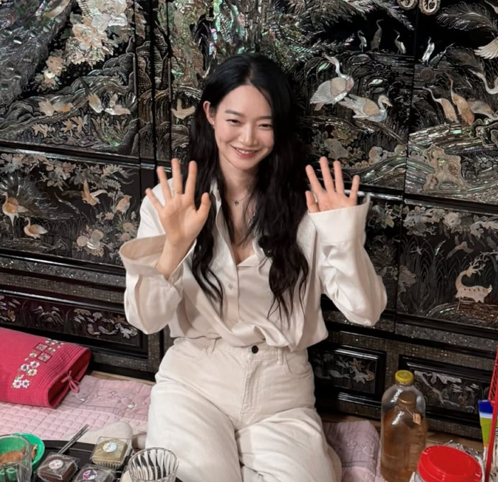 Nữ diễn viên Shin Min Ah khoe ảnh chụp với biểu cảm tinh nghịch Ảnh 1