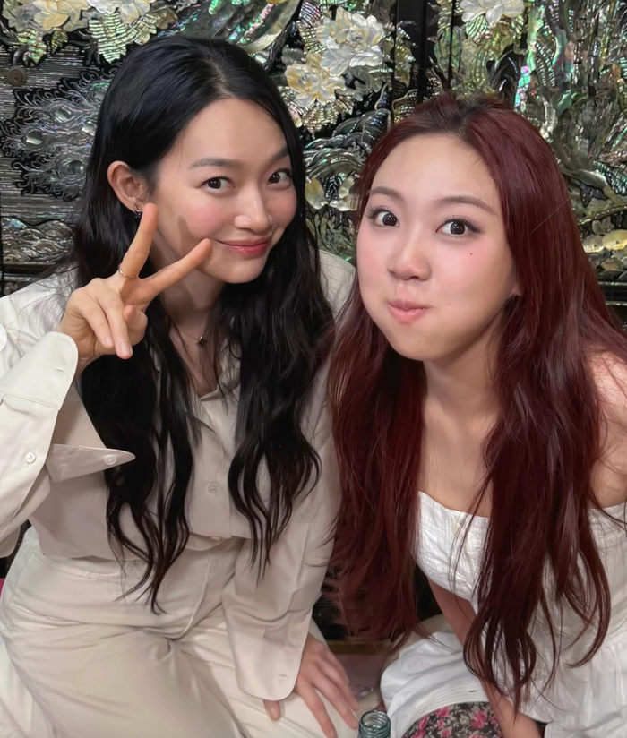 Trong một số hình ảnh chụp cùng rapper Lee Young Ji, Shin Min Ah cũng gây chú ý với đôi má ửng hồng.