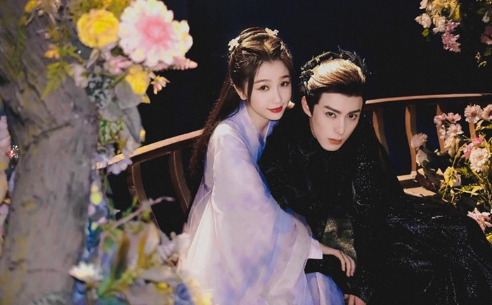 Thương Lan Quyết từng tạo nên cơn sốt lớn nhờ câu chuyện tình yêu giữa tiểu tiên nữ Hoa Lan Nhỏ và Ma Tôn Đông Phương Thanh Thương. Từ một đại ma đầu lạnh lùng, đoạn tuyệt thất tình lục dục, Đông Phương Thanh Thương dần thay đổi khi bị ràng buộc bởi Đồng Tâm Chú với Hoa Lan Nhỏ. Bên cạnh phần hình ảnh đẹp mắt và kỹ xảo ấn tượng, bộ phim còn chạm đến cảm xúc người xem thông qua hành trình trưởng thành của các nhân vật và chuyện tình vượt qua ranh giới tiên - ma.