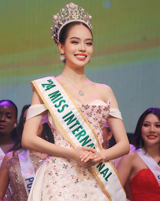 Thanh Thủy rạng rỡ giây phút đăng quang Miss International 2024. (Nguồn: Miss International 2024)