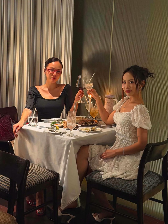 Khoảnh khắc nâng ly của Phương Ly và Phương Mỹ Chi khiến người hâm mộ thích thú. (Nguồn: FBNV)