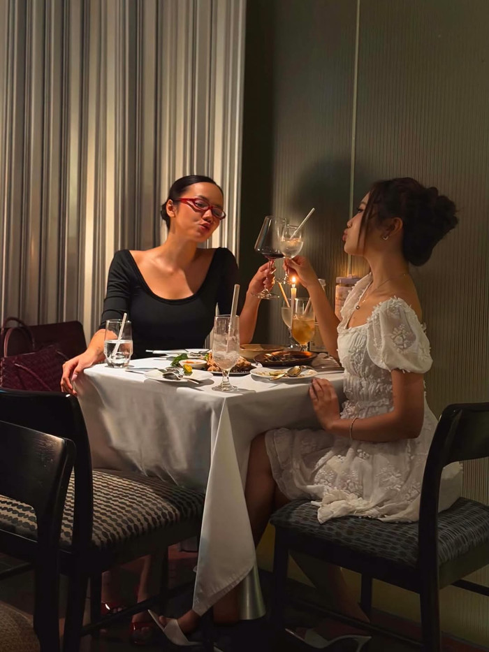 Phương Ly và Phương Mỹ Chi gây thích thú với khoảnh khắc đáng yêu. (Nguồn: FBNV)