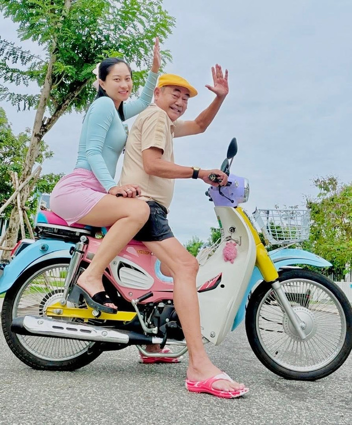 Hạnh phúc hiện tại của NSND Việt Anh bên bạn đời.