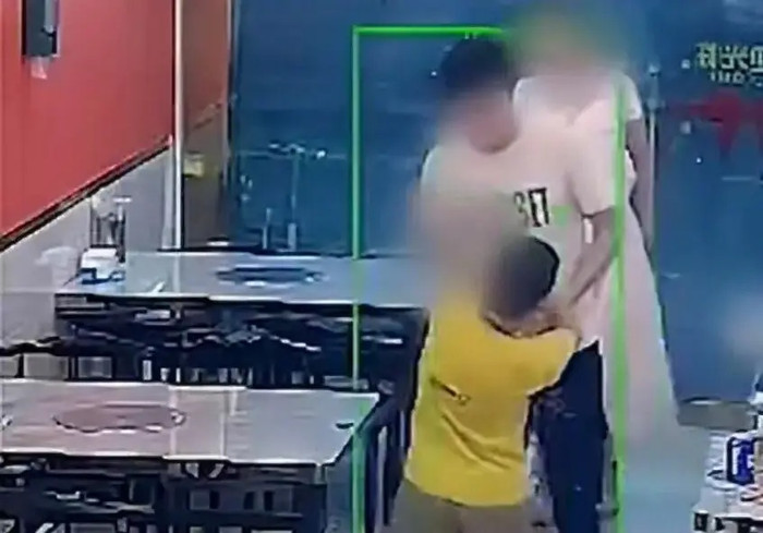 Bé trai 6 tuổi bị người đàn ông tát giữa quán ăn, cách giải quyết sau đó gây phẫn nộ Ảnh 2