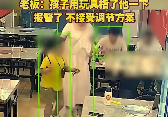 Bé trai 6 tuổi bị người đàn ông tát giữa quán ăn, cách giải quyết sau đó gây phẫn nộ Ảnh 4