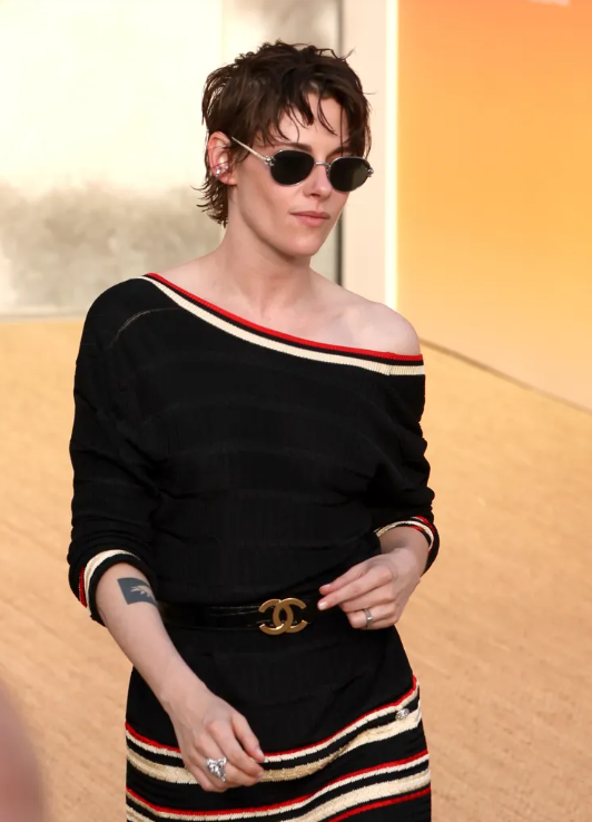 Lựa chọn thời trang của ngôi sao Hollywood Kristen Stewart nhanh chóng trở thành chủ đề bàn tán trên mạng xã hội.&nbsp;Ảnh: Getty Images