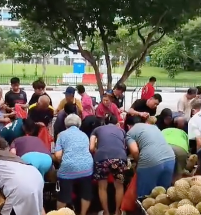 Cửa hàng phát miễn phí 1 tấn sầu riêng mỗi ngày, người dân xếp hàng để nhận Ảnh 1