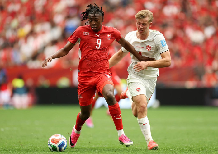 Johan Manzambi tiếp tục rực sáng giúp Thụy Sĩ đánh bại Canada 2-1, giành ngôi đầu bảng và hiên ngang vào vòng 32 đội. Ảnh: FIFA
