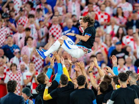 Niềm vui xen lẫn nỗi lo của Croatia trong ngày đặc biệt của Modric. Ảnh: FIFA