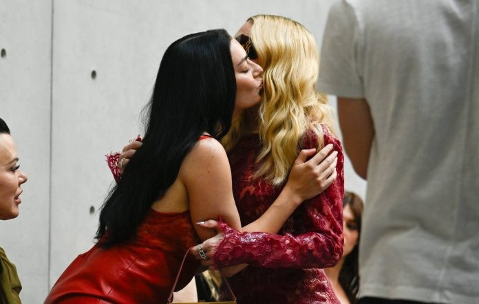 Madonna và Charli XCX xóa tan tin đồn bất hòa sau màn hội ngộ tại Paris Ảnh 3