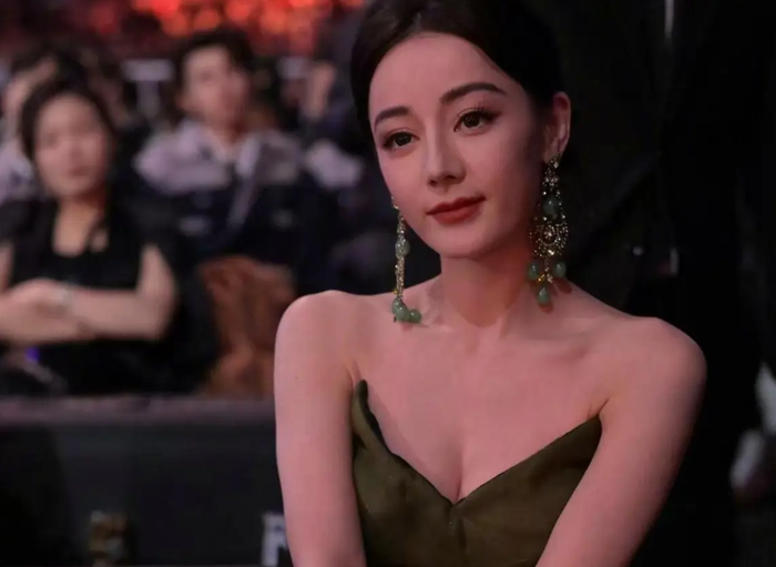 Mỹ nhân Địch Lệ Nhiệt Ba duy trì thái độ làm việc chuyên nghiệp, tập trung tuyệt đối vào việc hóa thân trên trường quay. Ảnh: Sohu