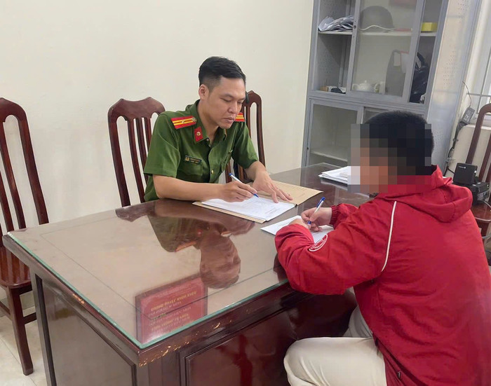 Shipper hành hung cô gái trẻ tại Cơ quan Công an. Ảnh: Công an TP Hà Nội