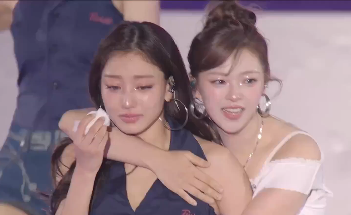 Khoảnh khắc Jihyo (TWICE) không kìm được nước mắt sau concert.