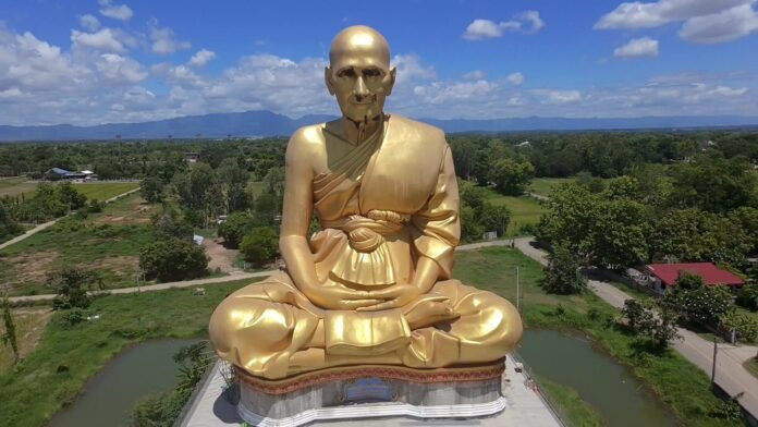 Bức tượng cao tăng tại ngôi chùa nổi tiếng xảy ra hiện tượng lạ, người dân ồ ạt đến xem Ảnh 3