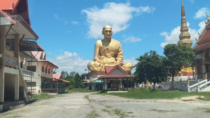 Bức tượng cao tăng tại ngôi chùa nổi tiếng xảy ra hiện tượng lạ, người dân ồ ạt đến xem Ảnh 1