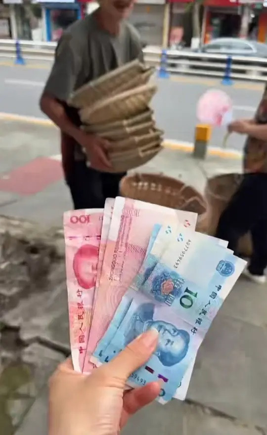 Cụ ông bán rá tre ngủ dưới gầm cầu vì ế hàng, hành động của nữ chủ tiệm khiến nhiều người xúc động Ảnh 3