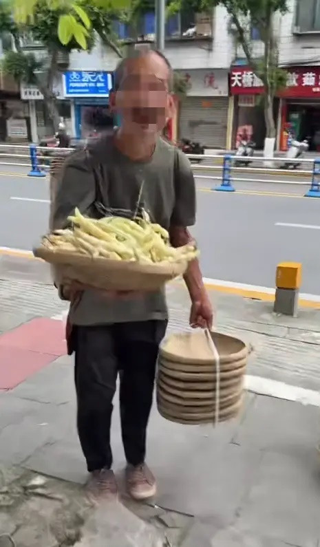 Cụ ông bán rá tre ngủ dưới gầm cầu vì ế hàng, hành động của nữ chủ tiệm khiến nhiều người xúc động Ảnh 1