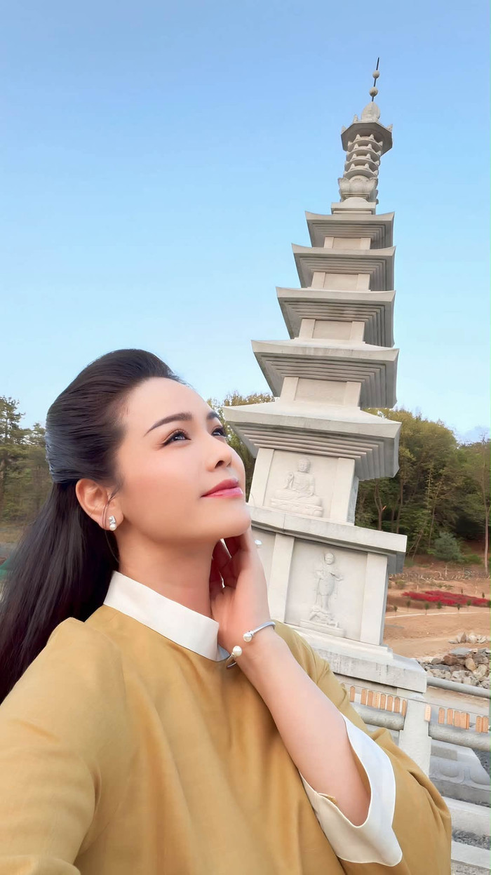Ở tuổi 41, Nhật Kim Anh được nhiều khán giả khen ngợi bởi nhan sắc trẻ trung cùng nguồn năng lượng tích cực.