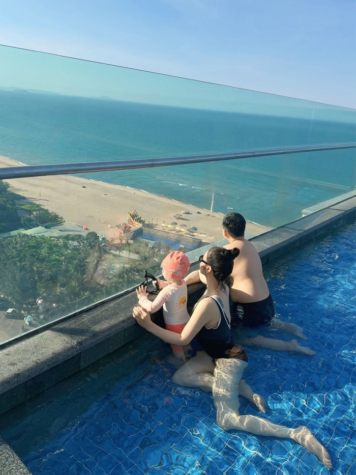 Nhật Kim Anh cùng hai con tận hưởng kỳ nghỉ bên hồ bơi.