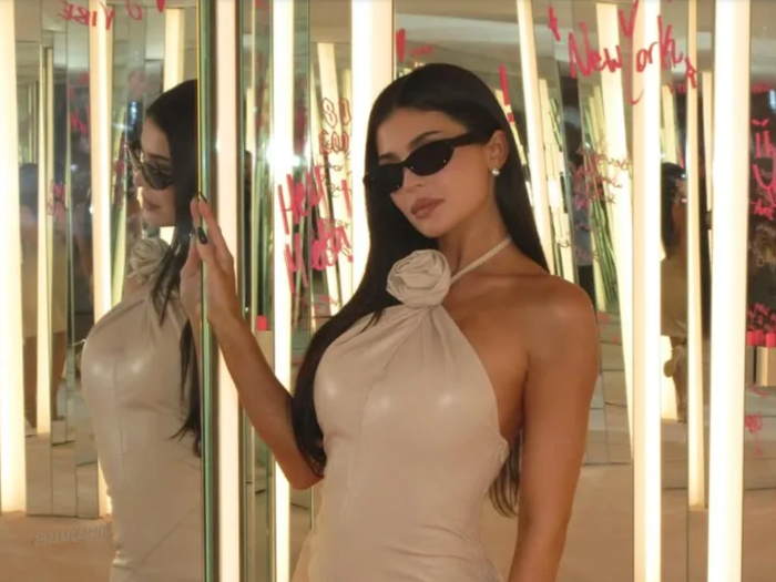 Kylie Jenner nổi bật tại New York với mẫu váy Gucci hiếm có ra mắt từ năm 1999. Ảnh: IGNV
