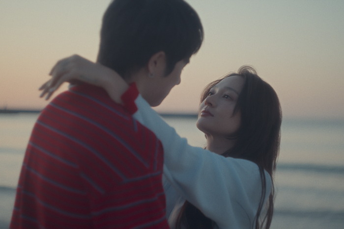 Ca sĩ Bảo Anh tình tứ cùng nam tân binh Vpop trong MV.