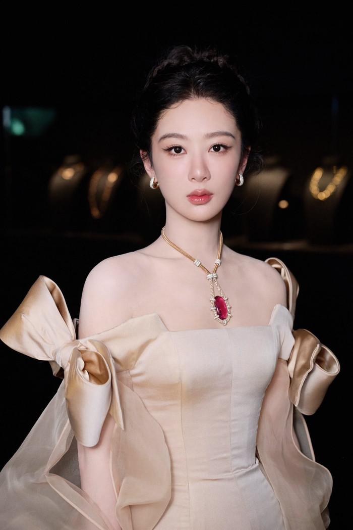 Dương Tử luôn thể hiện sự chỉn chu mỗi khi xuất hiện trước khán giả. Ảnh: Weibo