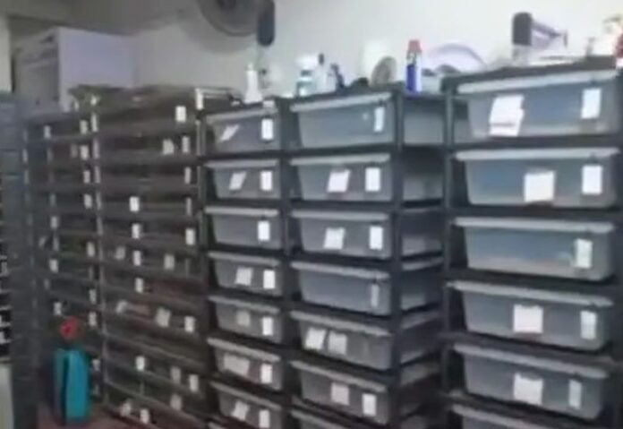 Hóa đơn tiền điện tăng bất thường, người đàn ông bị bắt giữ sau khi cảnh sát kiểm tra nhà Ảnh 1