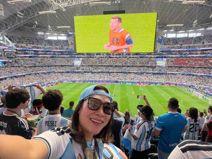 Mỹ Tâm sân AT&T Stadium để xem Messi thi đấu.