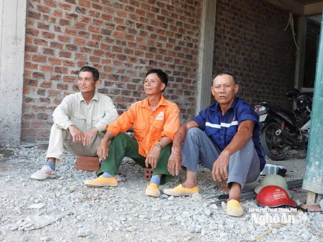 Dù vất vả, dù nắng gắt, người dân xứ Nghệ vẫn miệt mài mưu sinh. Ảnh: báo Nghệ An.