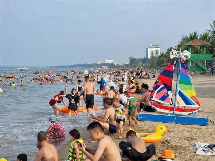 Biển Cửa Lò Nghệ An hút khách mỗi dịp hè. Ảnh: báo Lao Động