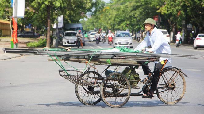 Người dân xứ Nghệ chống chọi với cái nắng 40 độ C kèm gió Lào. Ảnh: Tuổi Trẻ Online
