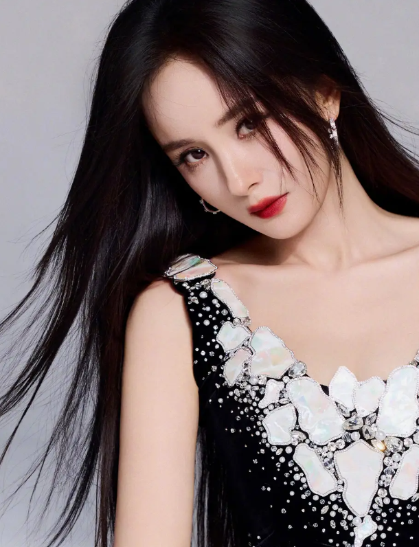 Thần thái kiêu kỳ, tự tin chuẩn ngôi sao hạng A giúp người đẹp càn quét truyền thông xứ Trung. Ảnh: Sohu