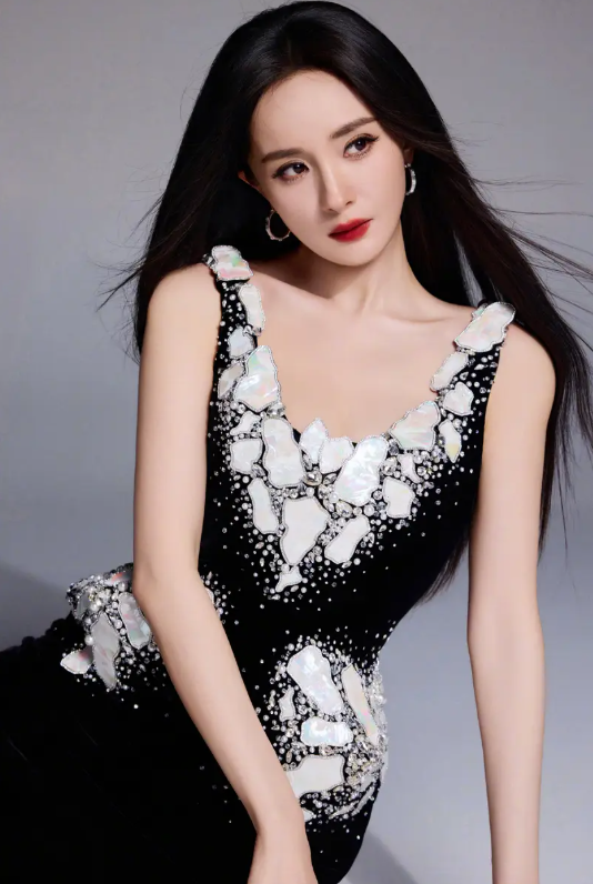 Cận cảnh nhan sắc không góc chết của Dương Mịch tại tiệc Bạch Ngọc Lan với lối trang điểm điểm nhấn vào làn môi quyến rũ. Ảnh: Sohu