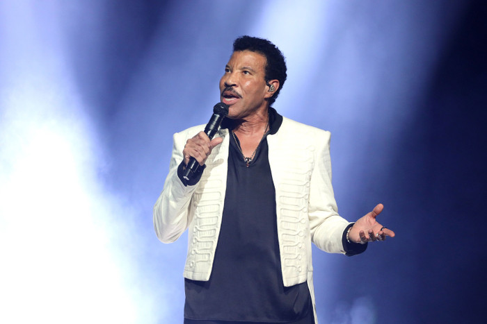 Danh ca Lionel Richie hủy đêm diễn sau chưa đầy 1 giờ vì đổ bệnh Ảnh 1