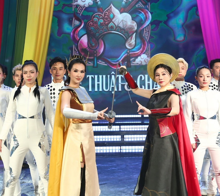 NSƯT Quế Trân và ca sĩ Võ Hạ Trâm trong ca khúc Nữ tướng quân, thuộc dự án Nghệ thuật & Chạm.