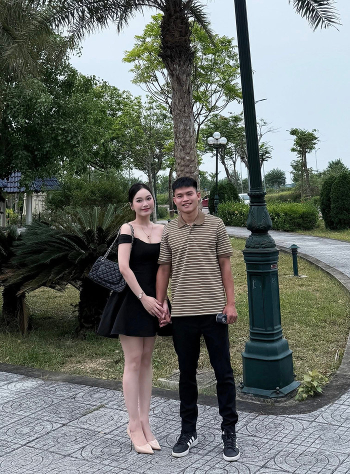 Sau nhiều tháng điều trị chấn thương đứt dây chằng đầu gối, Hồ Văn Cường đã bắt đầu bước vào giai đoạn tập phục hồi chuyên sâu để hướng đến ngày trở lại sân cỏ ở mùa giải tới. Ảnh: FBNV