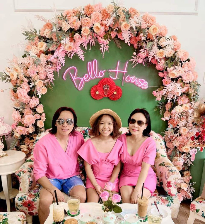 Diễn viên Việt Hương vừa thu hút sự chú ý khi chia sẻ khoảnh khắc giản dị bên gia đình trên trang cá nhân. Ảnh: FBNV