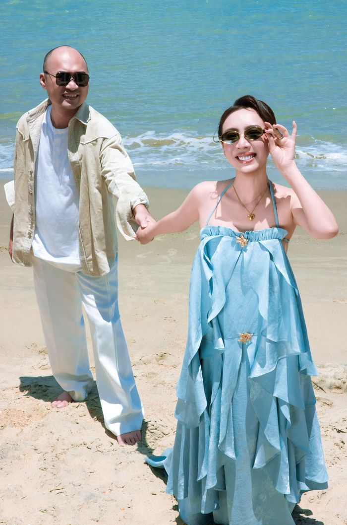 Thu Trang nắm tay tình tứ bên Tiến Luật. (Nguồn: FBNV)
