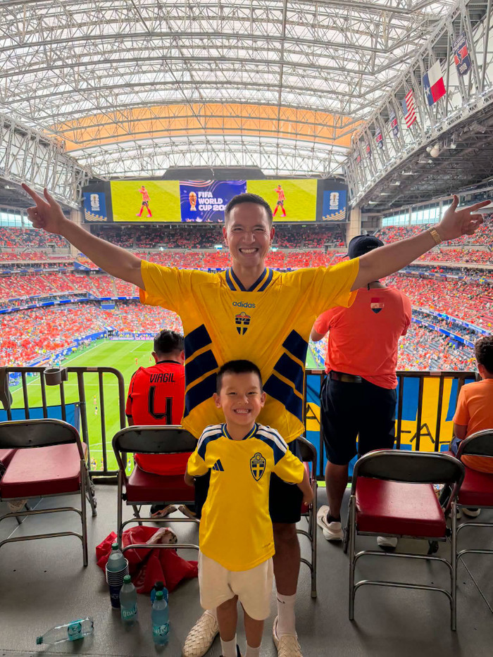 Leon và bố theo dõi trực tiếp trận đấu tại World Cup 2026.