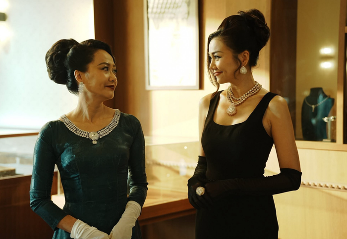 Mesdames Thanh Sắc xoay quanh cuộc đối đầu giữa Cầm Thanh (Thanh Hằng) và Madame Sắc (Hồng Ánh). Ảnh: NSX
