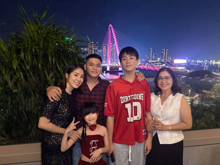 Khoảnh khắc hạnh phúc của Lê Phương bên mẹ ruột và gia đình nhỏ.