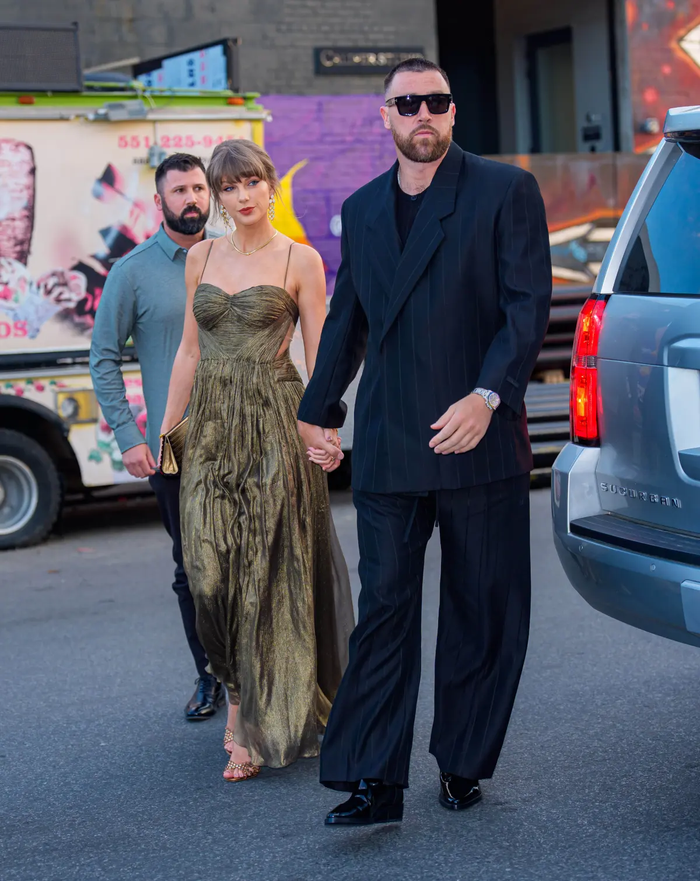 Taylor Swift và Travis Kelce dự kiến tổ chức lễ cưới kéo dài trong 2 ngày với những buổi tiệc có quy mô hoàn toàn khác nhau.