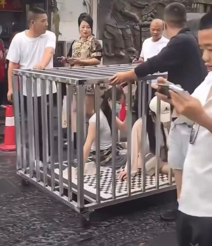 2 cô gái bị nhốt lồng heo diễu hành trên đường vì ngoại tình, sự thật gây phẫn nộ Ảnh 1