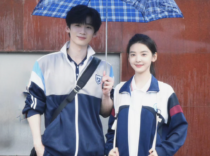 Được chuyển thể từ tiểu thuyết nổi tiếng của Trúc Dĩ, Khó Dỗ Dành kể câu chuyện tình yêu kéo dài nhiều năm giữa Tang Diên và Ôn Dĩ Phàm. Từng dành tình cảm cho nhau từ thời trung học nhưng phải chia xa vì biến cố gia đình, cả hai bất ngờ gặp lại sau chín năm và trở thành bạn cùng thuê một căn nhà. Quá trình sống chung giúp những hiểu lầm dần được hóa giải, đồng thời Tang Diên cũng kiên nhẫn đồng hành để Ôn Dĩ Phàm vượt qua những tổn thương trong quá khứ. Không khí nhẹ nhàng, giàu cảm xúc cùng diễn xuất ăn ý của Bạch Kính Đình và Chương Nhược Nam khiến bộ phim trở thành lựa chọn yêu thích của nhiều khán giả mỗi khi muốn tìm một tác phẩm lãng mạn để xem lại.