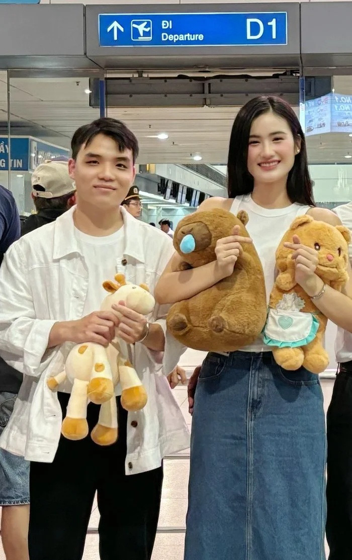Ý Nhi hạnh phúc bên bạn trai cùng tuổi.