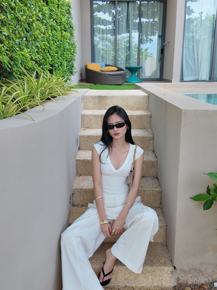 Hoa hậu Ý Nhi chia sẻ hình ảnh sau khi du lịch biển cùng bạn trai.