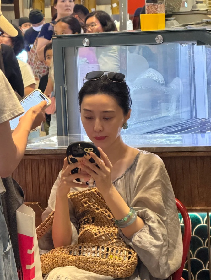 Khoảnh khắc Phạm Băng Băng ngồi chờ tại một nhà hàng trong trung tâm thương mại bất ngờ thu hút sự chú ý trên mạng xã hội. Ảnh: HK01