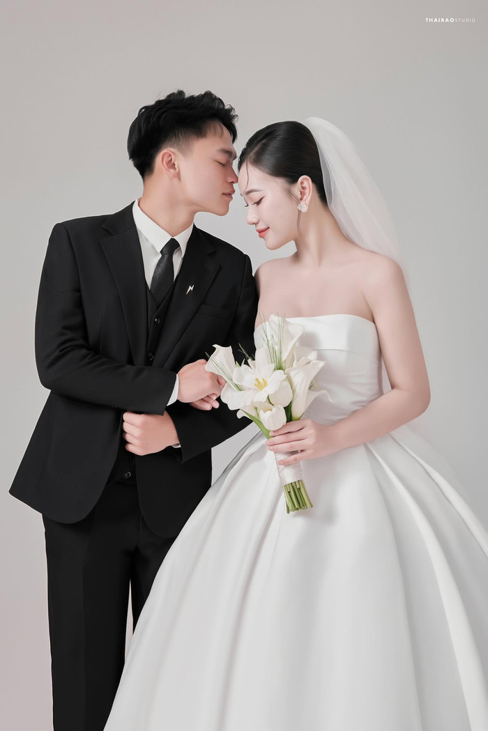Theo chia sẻ của Hồ Văn Cường, vợ anh luôn là điểm tựa tinh thần quan trọng trong cuộc sống. Mỗi khi đối diện với áp lực thi đấu hay những khó khăn trong sự nghiệp, anh luôn nhận được sự động viên từ người bạn đời. Ảnh: FBNV